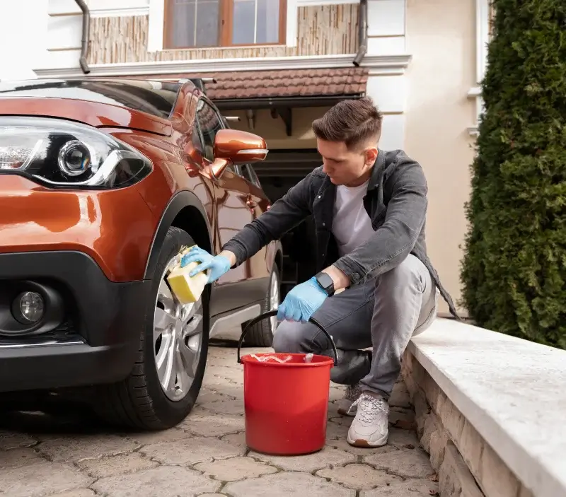 Lavage auto à domicile Argences : professionnel intervenant sur un véhicule